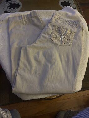 Nine West White Straight Leg Jeans with Rhinestone Pocket